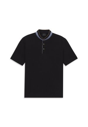 Schwarzes Poloshirt mit kurzen Ärmeln, blau-gold eingefasstem Kragen und einer Knopfleiste mit drei Knöpfen.