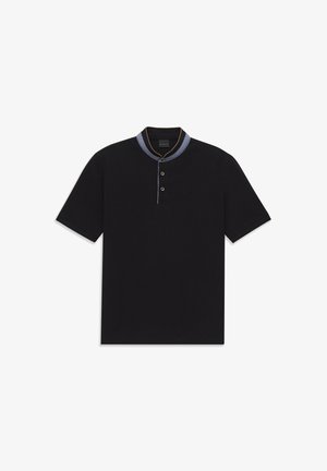 Schwarzes Poloshirt mit kurzen Ärmeln, blau-gold eingefasstem Kragen und einer Knopfleiste mit drei Knöpfen.