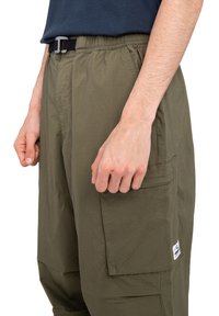 Olijf groene cargo broek gemaakt van lichtgewicht stof, met een elastische tailleband met een zwarte gesp en zijzakken.