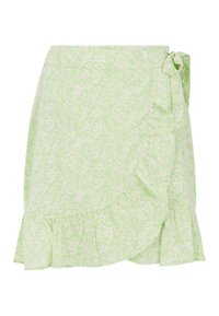 Grön blommig omslagskjol med volangkant, litet mönster av rosa och vita blommor samt sidoförslutning, tillverkad av lätt tyg.