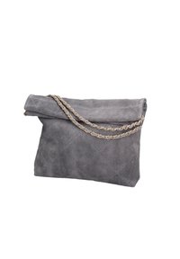 Clutch bag in suede grigio con pattina pieghevole, motivo a diamante a trapunta e doppi accenti della tracolla a catena. Texture liscia con un design minimalista.