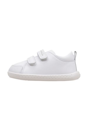 Zapatillas infantiles blancas con dos correas de Velcro, suela de goma, forma redondeada, parte superior sintética lisa y pequeños agujeros de ventilación.