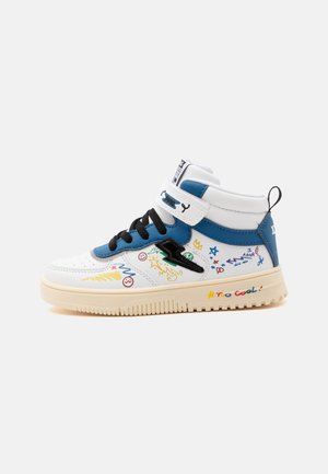 Baskets montantes blanches avec des touches bleues, des lacets noirs, des gribouillis colorés et le texte "Too Cool!" sur la semelle beige.