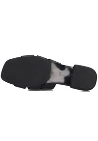 Zwarte sandalen met hakken, open ontwerp, glad bovenmateriaal, gestructureerde outsole en een rubberen hakkap. Maat gemarkeerd als 38.