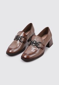 Mocassins en cuir marron avec une finition brillante, présentant un accent de chaîne épaisse à l'avant et un talon empilé. Design à bout rond.