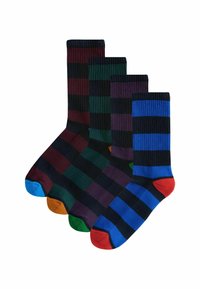 Vier paren gebreide sokken met horizontale strepen in donker bordeauxrood, groen, paars en blauw, met contrasterende kleuren voor de tenen.