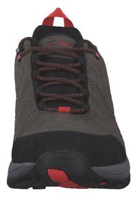 Zapatilla de ante gris y tela negra con detalles en rojo, cuenta con cordones texturizados, un cuello acolchado y una suela de goma.