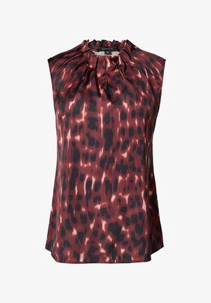 Top bez rękawów wykonany z gładkiego, czerwonawego materiału z abstrakcyjnym, leopardskim nadrukiem w czerni i ciemnym brązie; posiada detal w postaci zgromadzonego dekoltu.