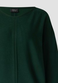Ciemnozielony sweter z długim rękawem, okrągłym dekoltem i pionowymi przeszyciami z przodu, oznaczony marką S.Oliver Black Label.