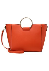 Oranžová kožená kabelka se strukturovaným designem, vybavená zlatou kulatou rukojetí a odnímatelným popruhem, hladkým povrchem a minimalistickými akcenty.