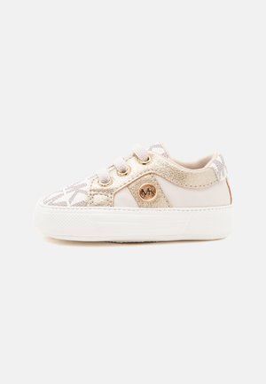 Baskets pour tout-petit blanches et dorées avec fermeture à lacets, motif logo sur l'avant, accents métalliques dorés et emblème rond doré Michael Kors sur le côté.