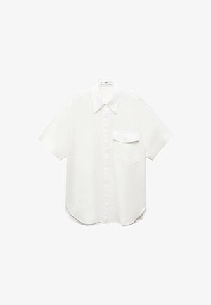 Bijela košulja s kratkim rukavima i gumbima, izrađena od lagane tkanine, s oštrim ovratnikom i jednim džepom na prsima, s zaobljenim rubom.