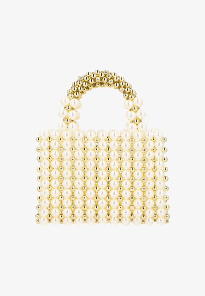 Gyöngyökkel díszített, fehér műgyöngyökből készült kézitáska, arany színű részletekkel, strukturált formával és lekerekített füllel.