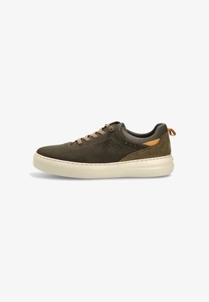 Zapatillas de cuero verde oliva con cordones beige, detalles perforados, un acento de ante color marrón y una suela de goma blanca. Cuenta con una lengüeta en el talón.
