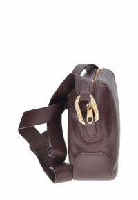 Borsa in pelle marrone con finitura testurizzata, accenti in metallo dorato, cerniera laterale e tracolla regolabile. Forma rettangolare.