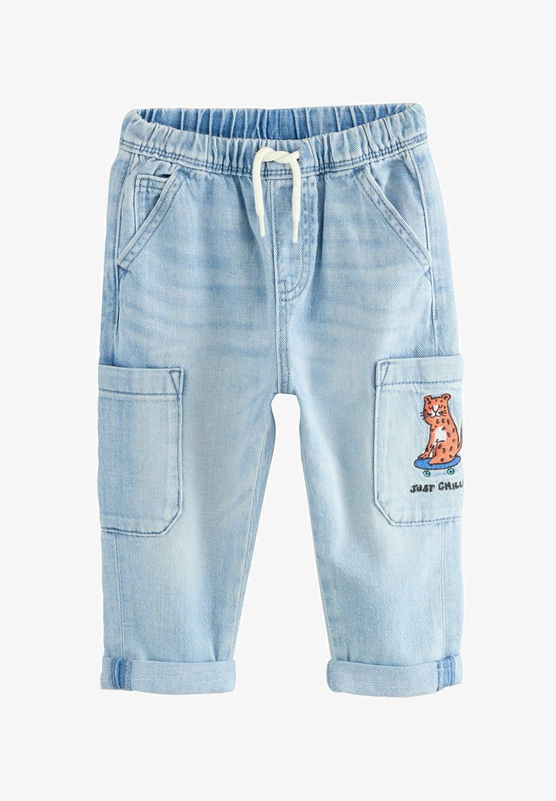 Pantaloni azzurri chiaro per bambini con vita elastica, coulisse, risvolti arrotolati, tasche laterali e toppa con tigre sullo skateboard con la scritta "Just Chill".
