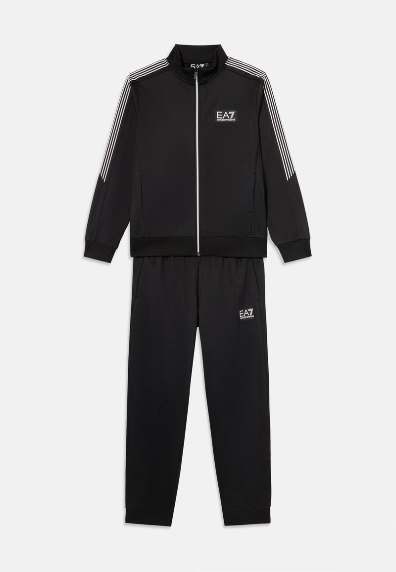 Survêtement noir comprenant une veste zippée avec des rayures blanches sur les épaules et un pantalon assorti avec une taille élastique et un détail de logo.