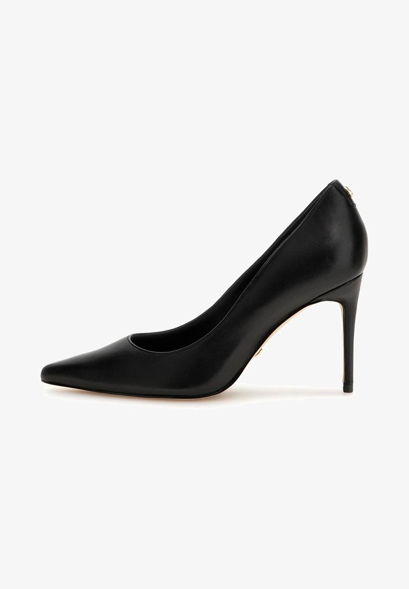 Chaussure à talon haut pour femme en cuir noir à bout pointu avec talon stilettos sur fond blanc.