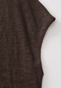 Maglione marrone lavorato a maglia con una texture morbida, scollature ampie e una silhouette rilassata, dal aspetto leggermente melangiato.