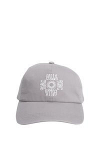 Gorra de béisbol de algodón gris con un diseño en texto y un sol bordado en la parte delantera, visera curva y correa trasera ajustable.