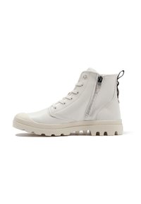 Bottines blanches en cuir avec une finition lisse, dotées d'une fermeture éclair latérale, d'un bout arrondi et d'une semelle en caoutchouc blanc texturé avec des rainures de traction.