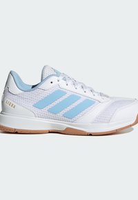 Chaussure de sport blanche avec des bandes bleu clair, doublure intérieure bleue, lacets et semelle couleur gomme, vue de profil.