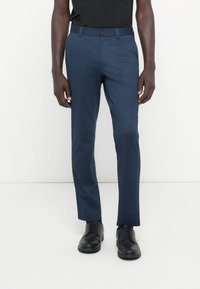 Pantalon bleu marine pour homme en tissu texturé et extensible. Caractérisé par une taille standard avec une fermeture à bouton et un design à devant plat.