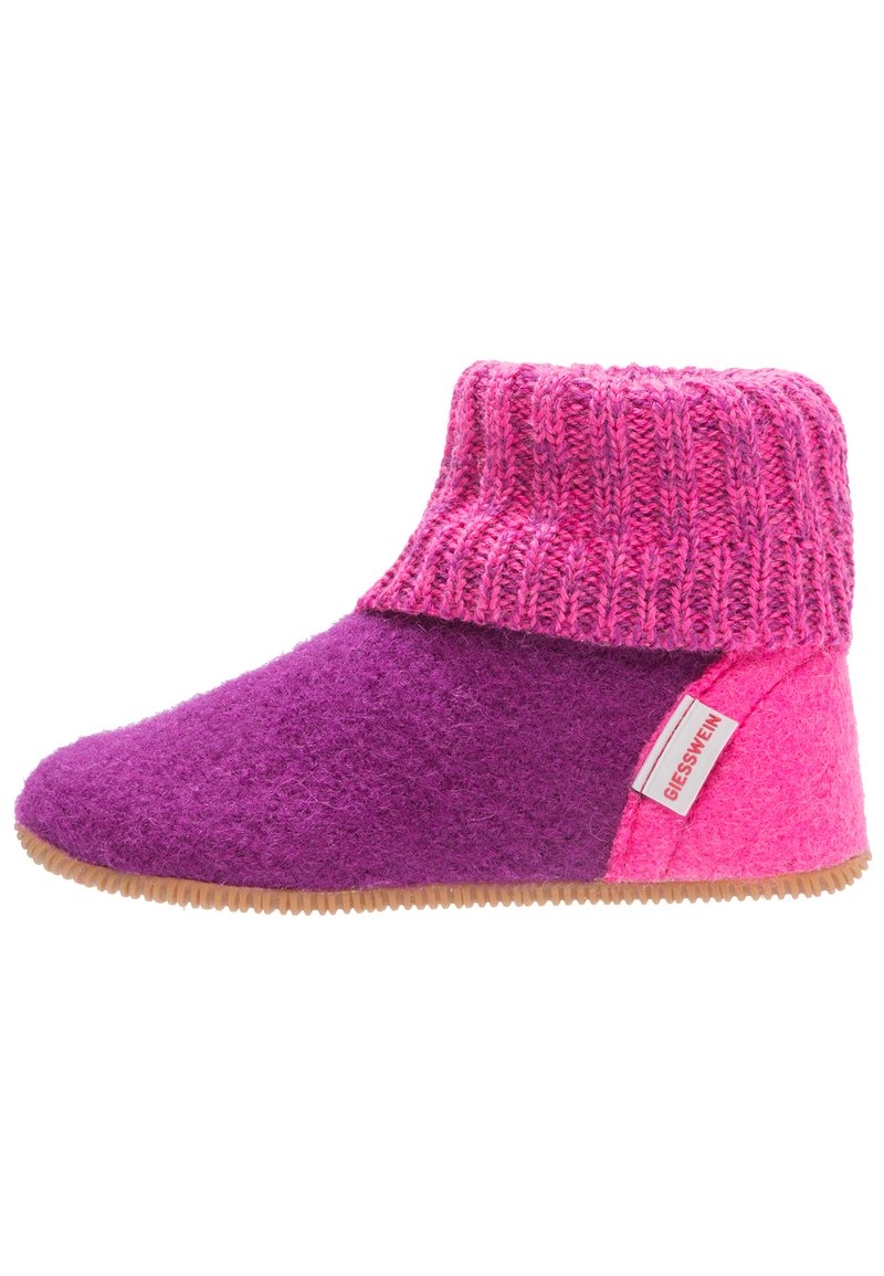 Fioletowy i różowy filcowy kapcie z dzianinowym mankietem, z gumową podeszwą i wyraźną etykietą marki z boku.