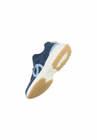 Blauer Sportschuh mit Obermaterial aus Mesh und Wildleder, ausgestattet mit einem hellblauen Akzent, weißer Mittelsohle und Gummilaufsohle mit strukturiertem Oberflächenmuster.