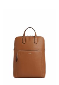 Zaino in pelle marrone con una texture liscia, manici superiori, una tasca con zip anteriore e dettagli di cucitura a contrasto. Forma rettangolare.