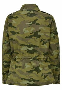 Kamuflagejakke i nuancer af grøn, med snøre ved taljen og krave. Materialet virker holdbart med en glat tekstur og militært mønster.