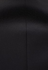 Tejido de satén negro con una textura suave, que presenta un ligero brillo y un detalle de costura que recorre verticalmente el centro.