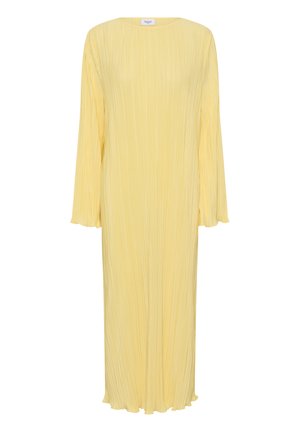 Rochie galbenă plisată cu mâneci lungi și un decolteu rotund. Prezintă un design fluid și un material moale, texturat.