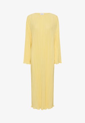 Żółta plisowana sukienka z długimi rękawami i okrągłym dekoltem. Charakteryzuje się zwiewnym krojem i miękkim, teksturowanym materiałem.
