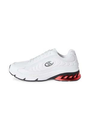 Biały sportowy sneaker z sznurowaniem z przodu, teksturowanym bocznym panelem, czarno-czerwoną podeszwą z poduszką powietrzną oraz srebrnym logo po boku.