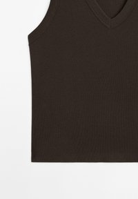 Top senza maniche di colore marrone scuro, con scollo a V, realizzato in un tessuto morbido ed elastico. Caratterizzato da una silhouette aderente e orli puliti e rifiniti.