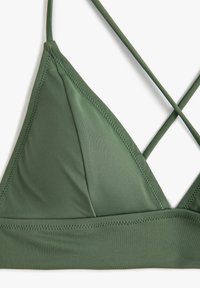 Grøn trekant bikini-top, lavet af glat stof. Har tynde krydsende stropper og en søm langs bunden for ekstra struktur.