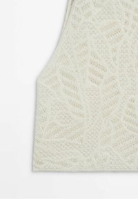 Haut blanc sans manches en maille avec des motifs complexes de feuilles et géométriques en fil texturé.