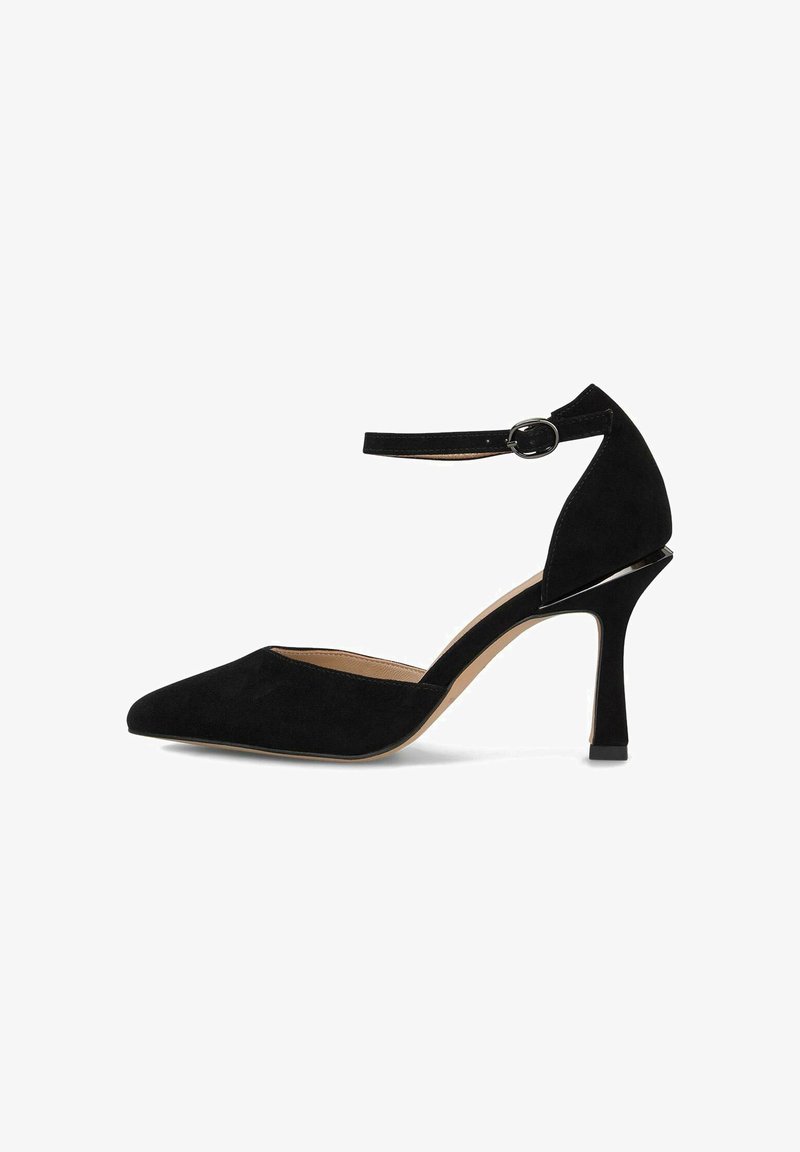 Chaussure en cuir suédé noir à talon haut avec un bout pointu, une bride à la cheville et un talon fin. Présente un design découpé à l'arrière et un intérieur lisse.
