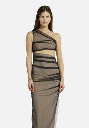 Robe noire transparente à une épaule avec des rayures horizontales ; ajustée avec une découpe au niveau de la taille ; texture lisse et design en couches.