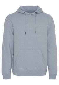 Lyseblå hættetrøje lavet af blødt stof, med en frontlomme i kangaroo-stil, justerbar snøre i hætten og et minimal logo på brystet.