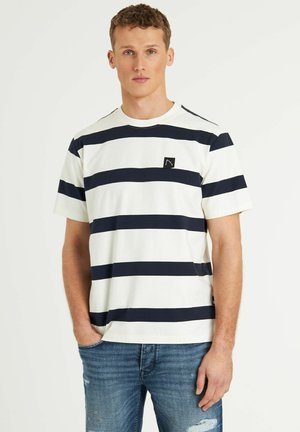 Witte t-shirt met korte mouwen en marineblauwe horizontale strepen, met een klein zwart logopatch op de borst en een ronde halslijn.