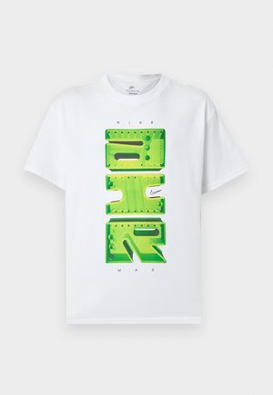 Hvit T-skjorte med korte ermer med stor grønn 3D "AIR"-tekst og liten svart Nike Swoosh-logo midt foran.