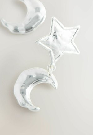 Silberne Ohrringe in Form eines Halbmonds und eines Sterns mit einer polierten, reflektierenden Oberfläche, glatter Textur und ausgeprägter Form.