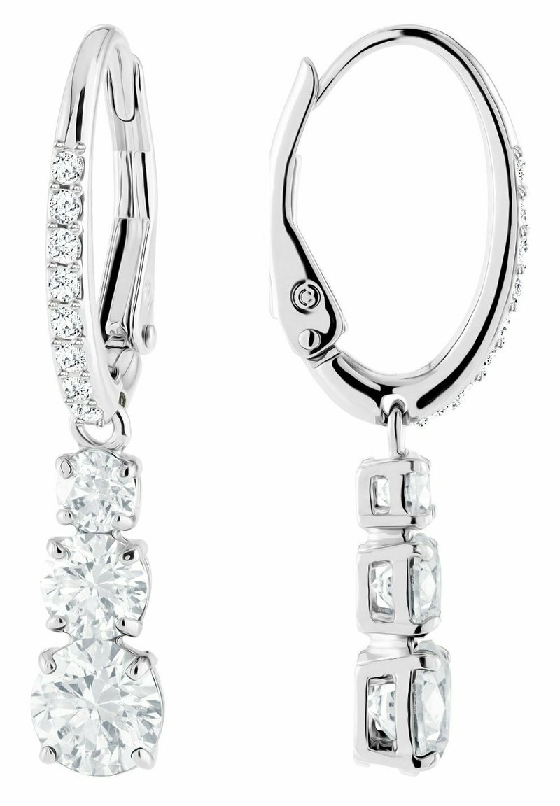 Boucles d'oreilles créoles en argent avec une rangée de petits diamants et trois diamants ronds plus grands en descente suspendus à chaque créole.
