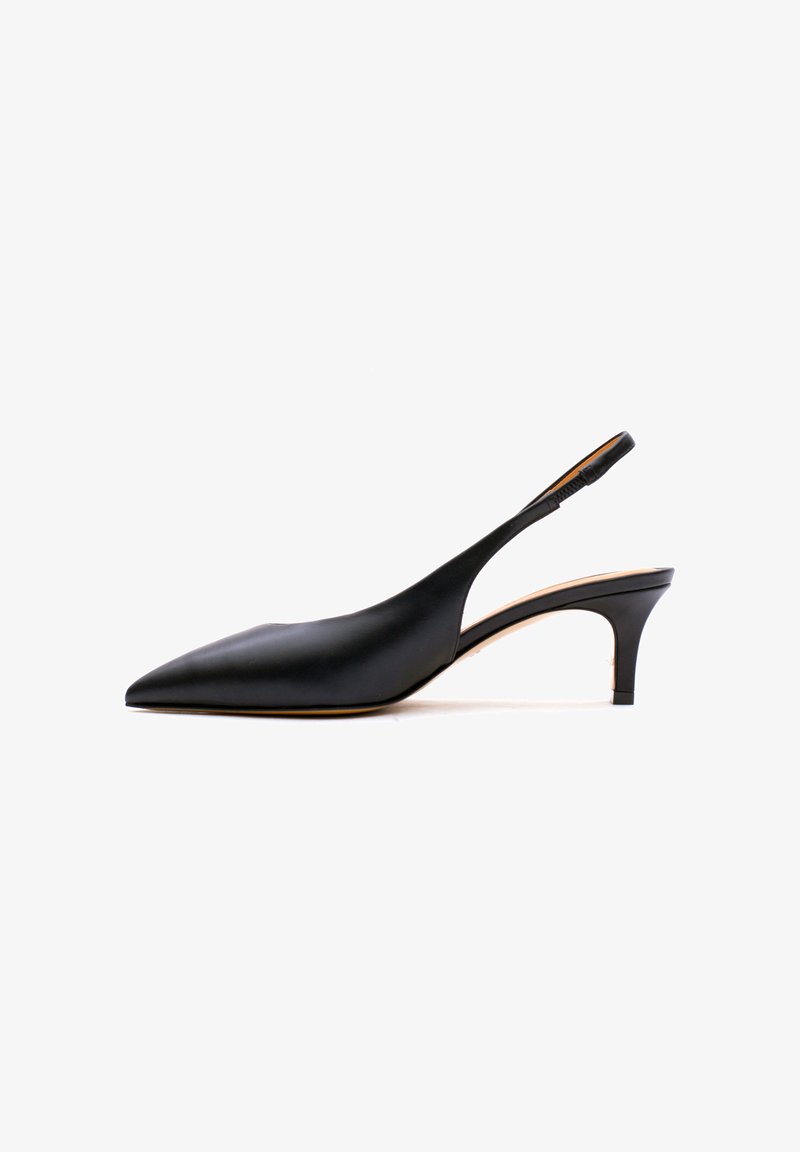 Schwarzer Slingback-Pumps aus Leder mit spitz zulaufender Zehenpartie, schlankem Knöchelriemen und dezent geschwungenem Absatz. Glatte Textur und elegantes Design.