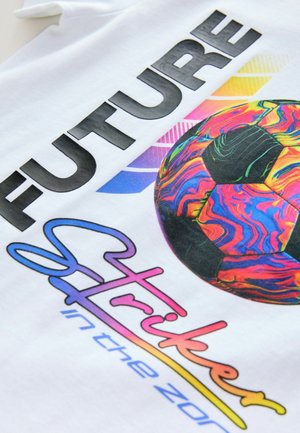 T-shirt bianco con un vivace design di un pallone da calcio multicolore, con testo in grassetto che recita "FUTURO" e "Attaccante in azione" in colori variabili.