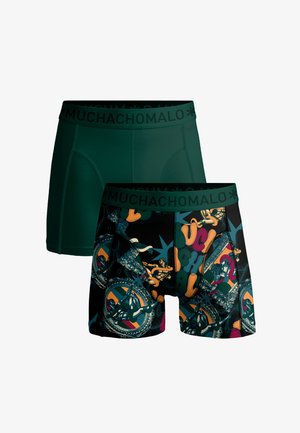 Dos pares de bóxers para hombre: uno verde sólido y otro con base negra con patrones gráficos coloridos y una cintura con marca.