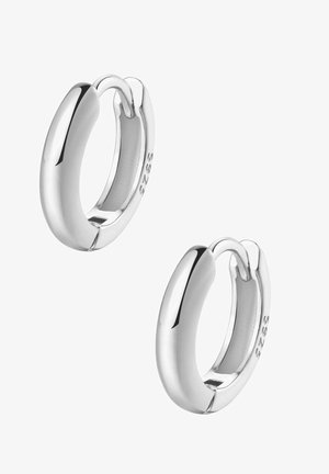 Paire de boucles d'oreilles créoles en argent poli avec une surface lisse et un fermoir à charnière, marquées 925 pour argent sterling.