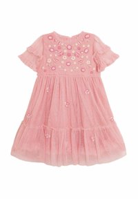 Robe rose en tulle avec des manches courtes à volants, présentant de la broderie florale et des paillettes, avec une silhouette évasée et une jupe à niveaux.